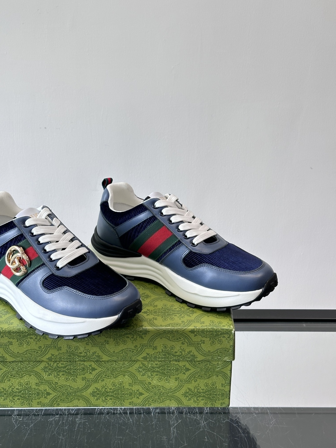 Gucci Rhyton系列运动鞋，网布+皮革拼接，经典双G金属标志+红绿织带，品牌感满满✨。厚底橡胶鞋