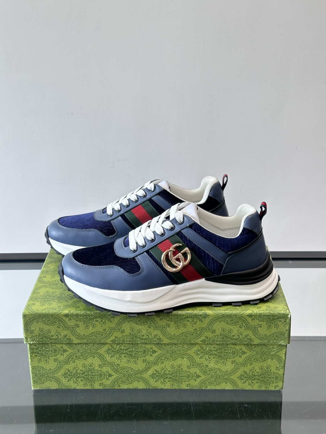 Gucci Rhyton系列运动鞋，网布+皮革拼接，经典双G金属标志+红绿织带，品牌感满满✨。厚底橡胶鞋