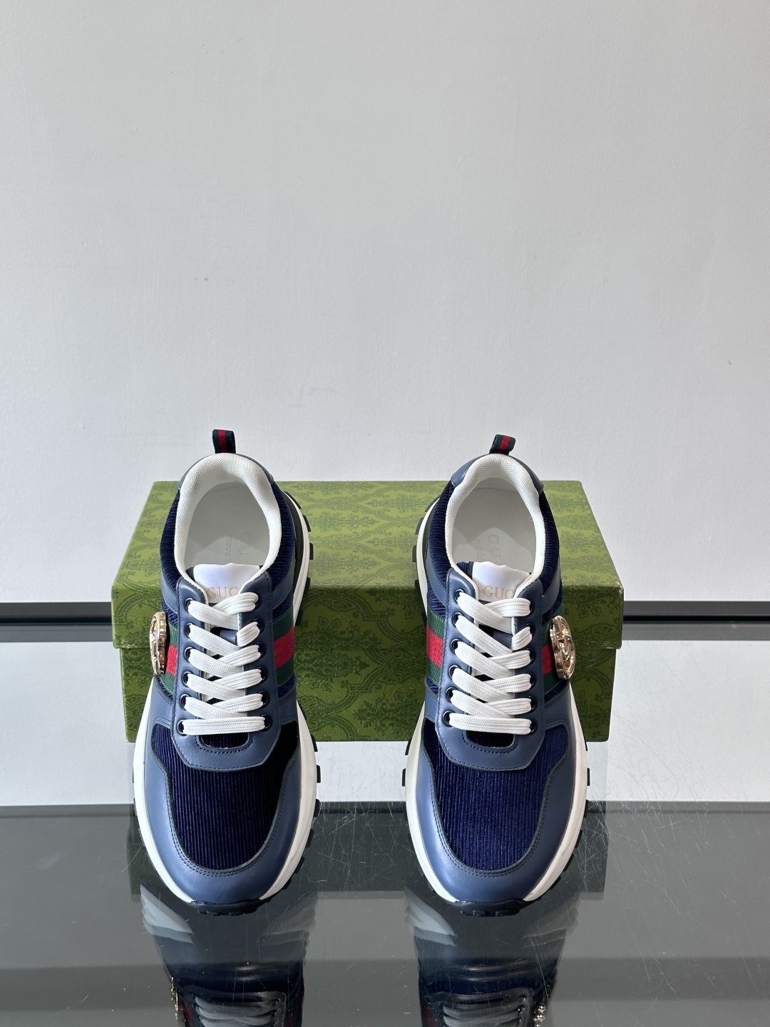 Gucci Rhyton系列运动鞋，网布+皮革拼接，经典双G金属标志+红绿织带，品牌感满满✨。厚底橡胶鞋