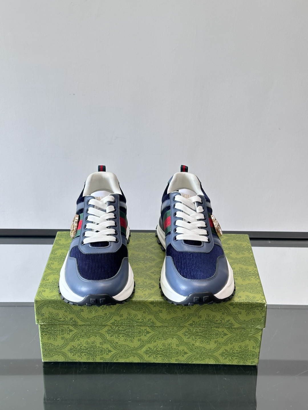 Gucci Rhyton系列运动鞋，网布+皮革拼接，经典双G金属标志+红绿织带，品牌感满满✨。厚底橡胶鞋