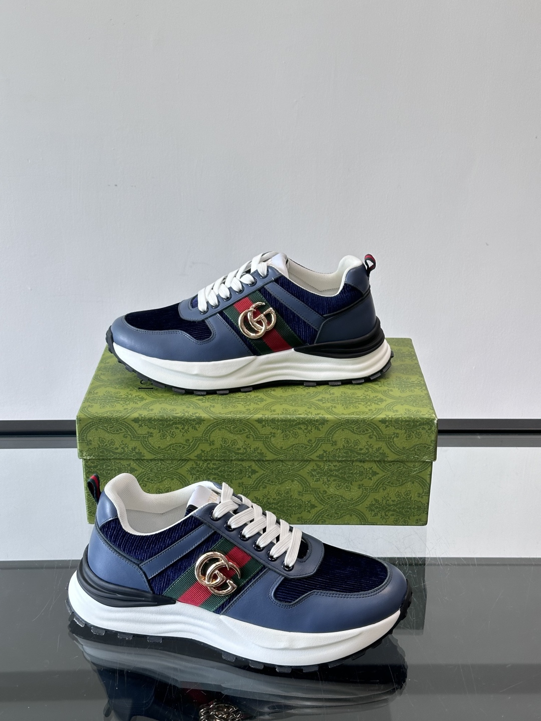 Gucci Rhyton系列运动鞋，网布+皮革拼接，经典双G金属标志+红绿织带，品牌感满满✨。厚底橡胶鞋