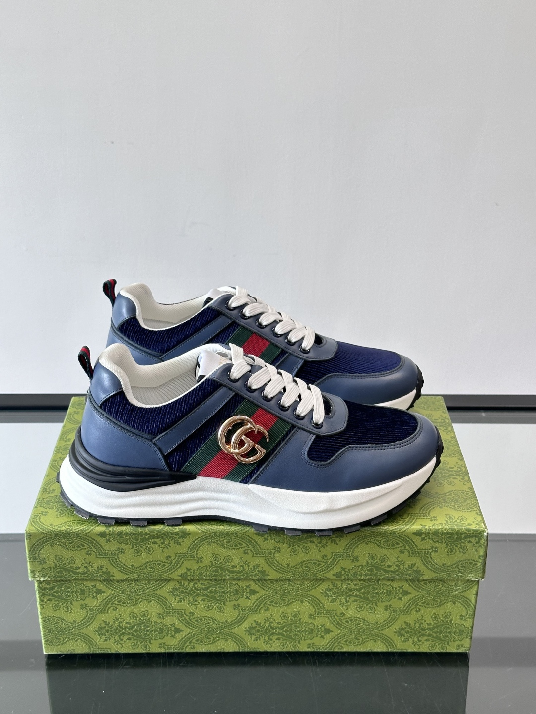 Gucci Rhyton系列运动鞋，网布+皮革拼接，经典双G金属标志+红绿织带，品牌感满满✨。厚底橡胶鞋