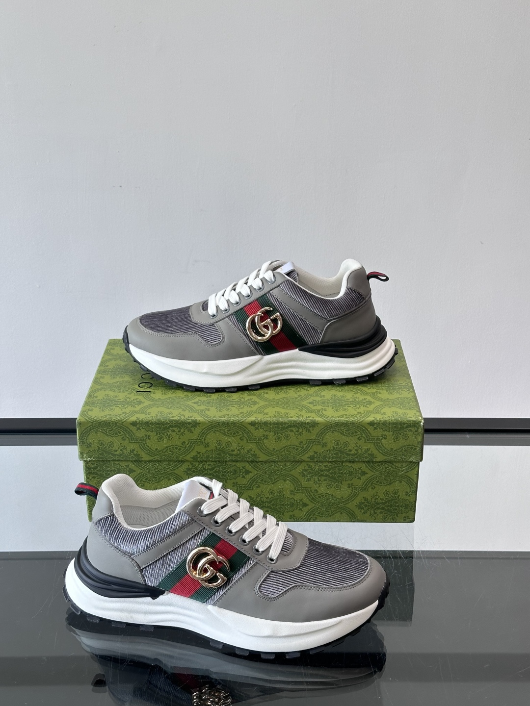 Gucci Rhyton系列运动鞋，网布+皮革拼接，经典双G金属标志+红绿织带，品牌感满满✨。厚底橡胶鞋