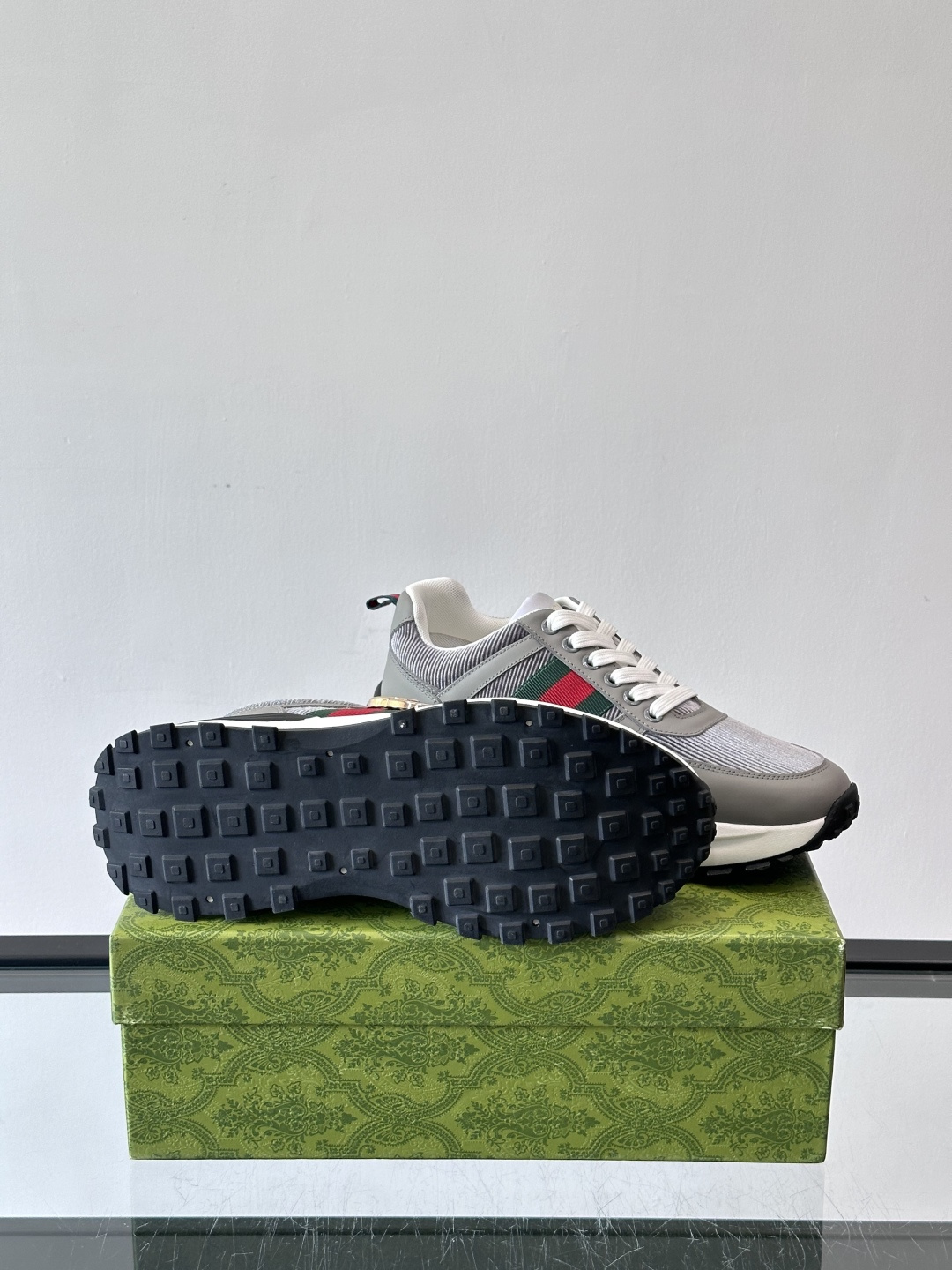 Gucci Rhyton系列运动鞋，网布+皮革拼接，经典双G金属标志+红绿织带，品牌感满满✨。厚底橡胶鞋