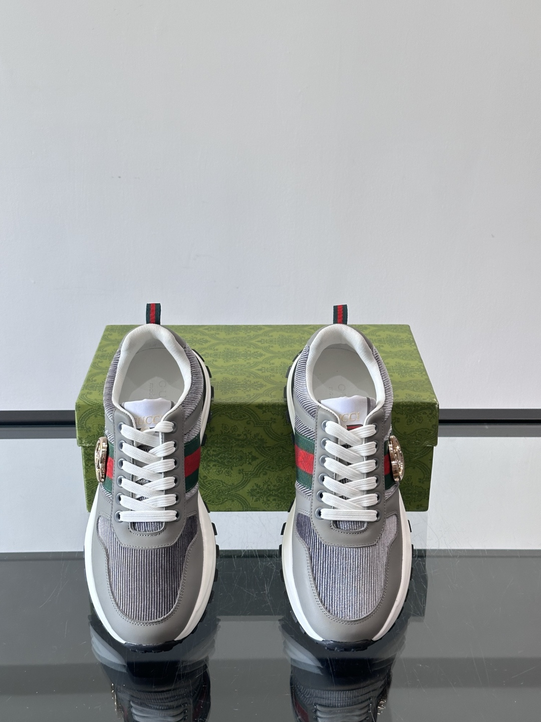 Gucci Rhyton系列运动鞋，网布+皮革拼接，经典双G金属标志+红绿织带，品牌感满满✨。厚底橡胶鞋