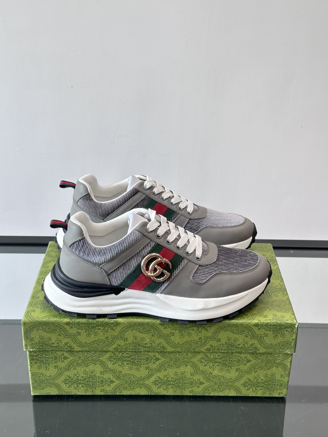 Gucci Rhyton系列运动鞋，网布+皮革拼接，经典双G金属标志+红绿织带，品牌感满满✨。厚底橡胶鞋