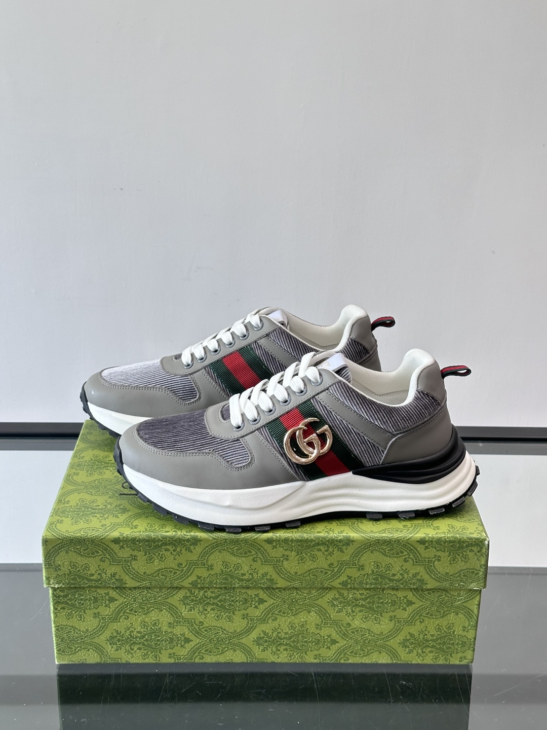 Gucci Rhyton系列运动鞋，网布+皮革拼接，经典双G金属标志+红绿织带，品牌感满满✨。厚底橡胶鞋