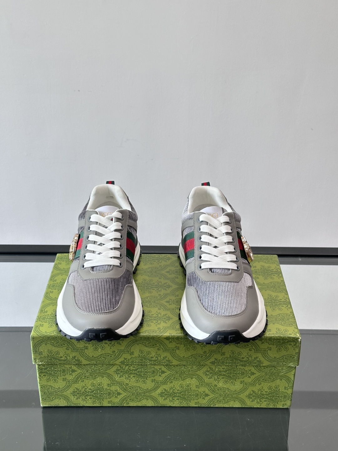 Gucci Rhyton系列运动鞋，网布+皮革拼接，经典双G金属标志+红绿织带，品牌感满满✨。厚底橡胶鞋