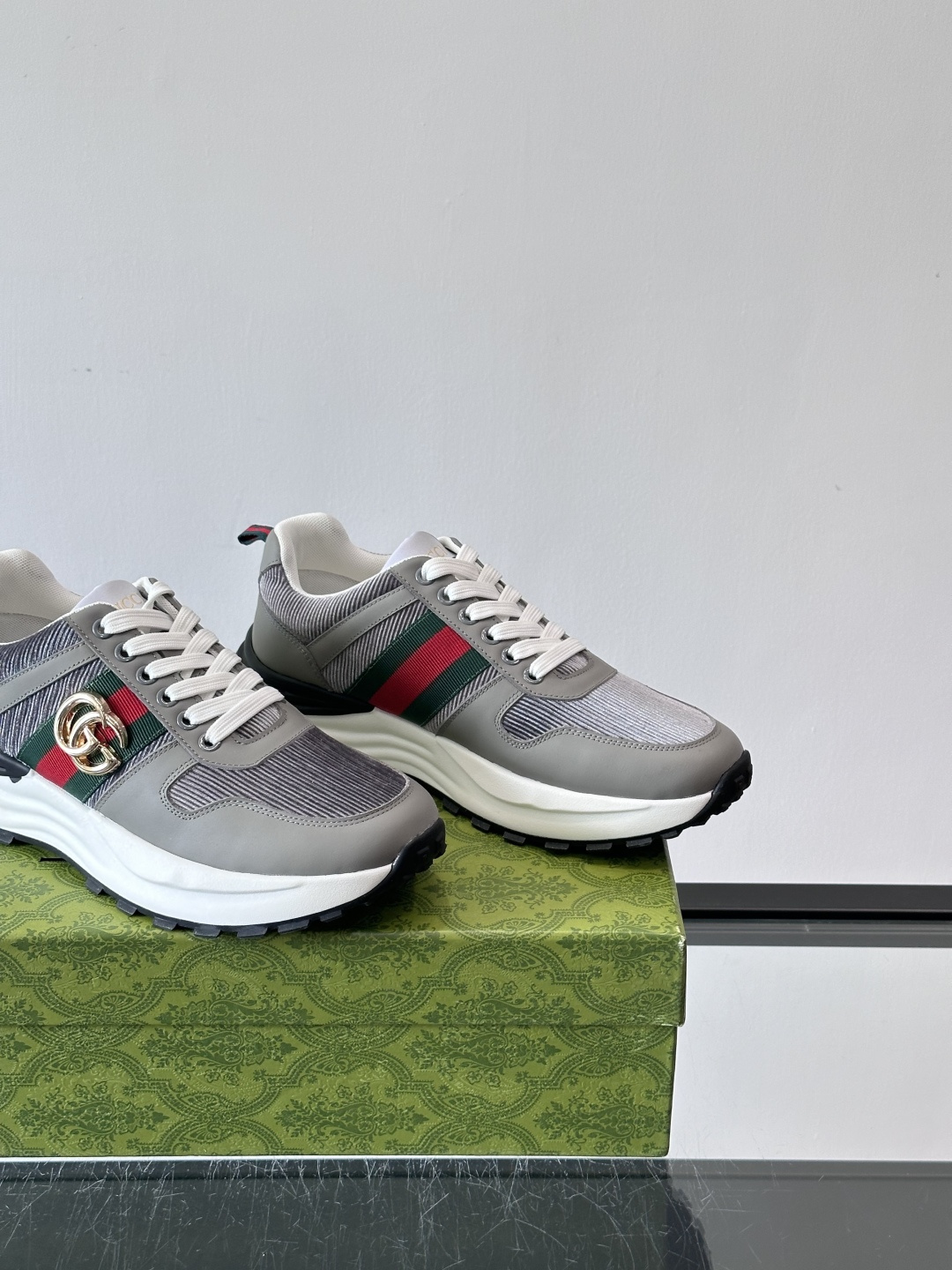 Gucci Rhyton系列运动鞋，网布+皮革拼接，经典双G金属标志+红绿织带，品牌感满满✨。厚底橡胶鞋