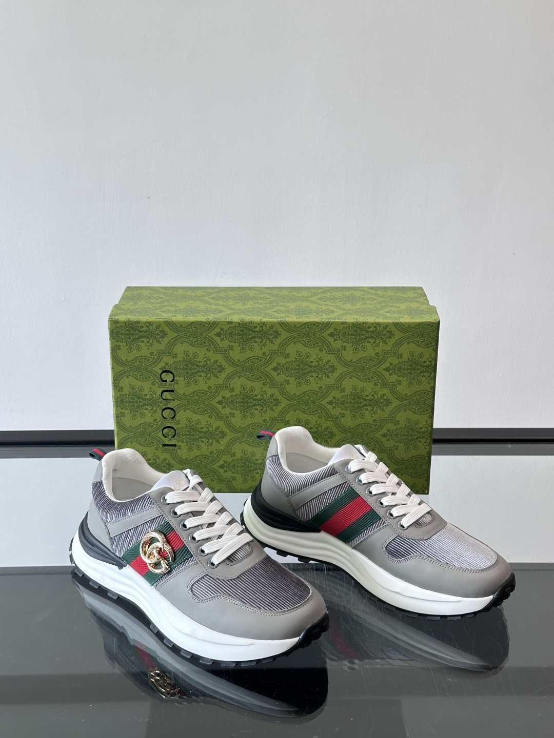 Gucci Rhyton系列运动鞋，网布+皮革拼接，经典双G金属标志+红绿织带，品牌感满满✨。厚底橡胶鞋