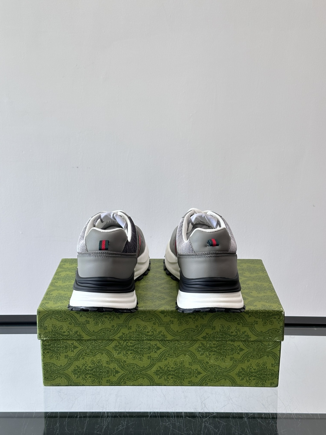 Gucci Rhyton系列运动鞋，网布+皮革拼接，经典双G金属标志+红绿织带，品牌感满满✨。厚底橡胶鞋