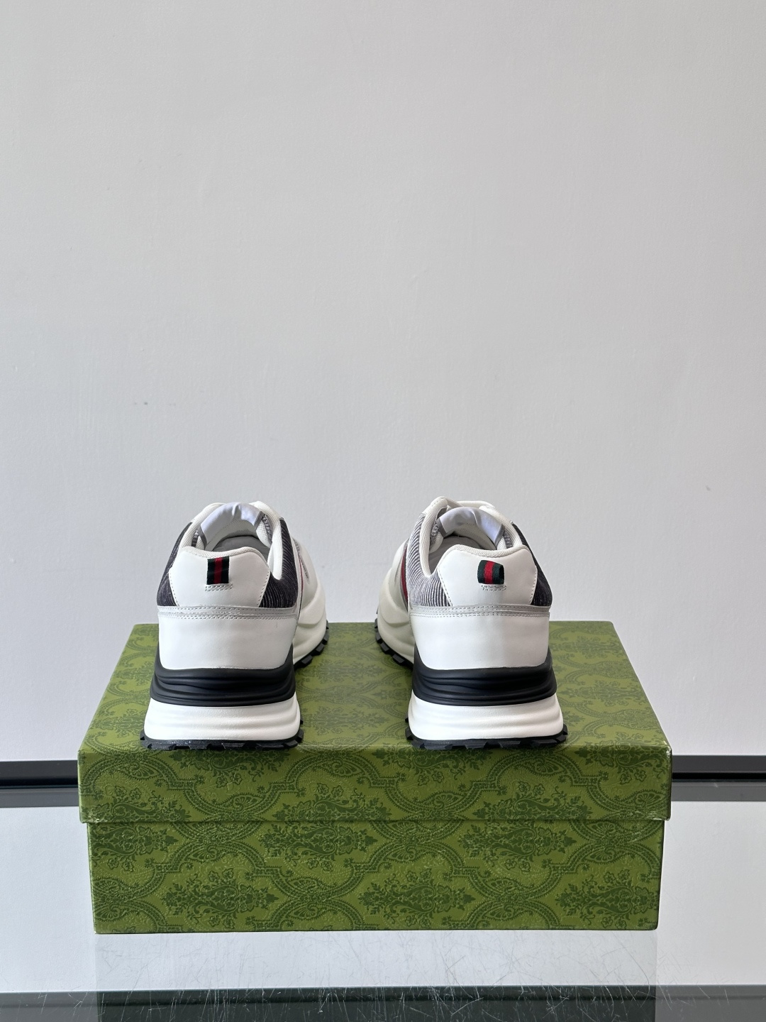 Gucci Rhyton系列运动鞋，网布+皮革拼接，经典双G金属标志+红绿织带，品牌感满满✨。厚底橡胶鞋