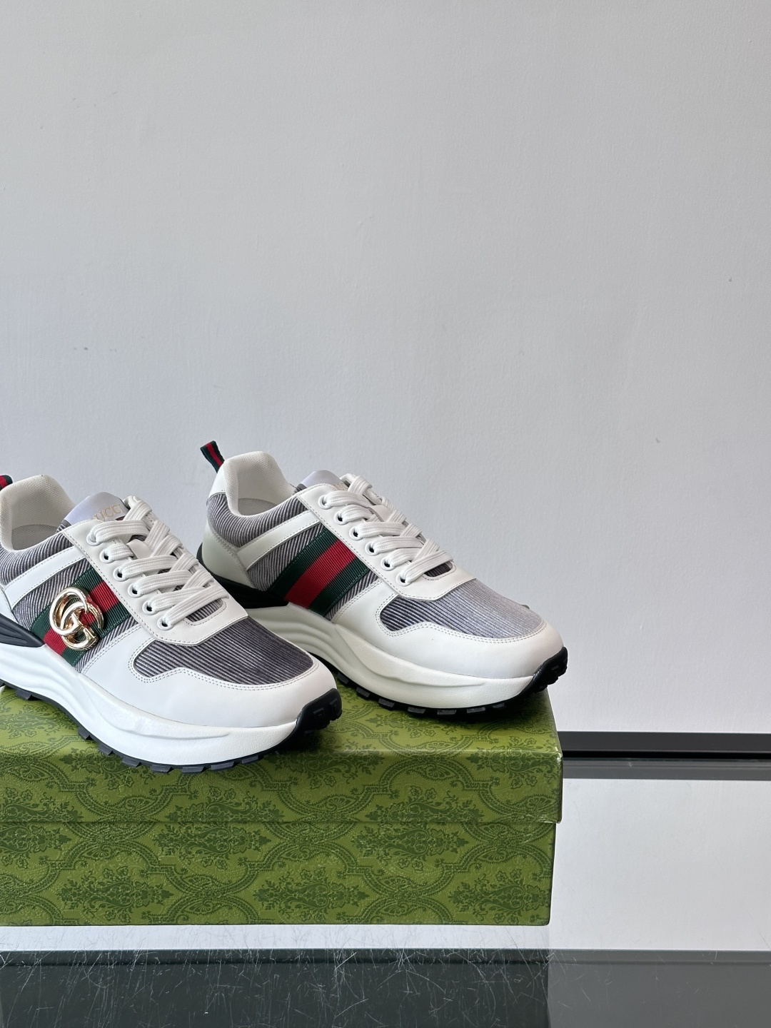 Gucci Rhyton系列运动鞋，网布+皮革拼接，经典双G金属标志+红绿织带，品牌感满满✨。厚底橡胶鞋