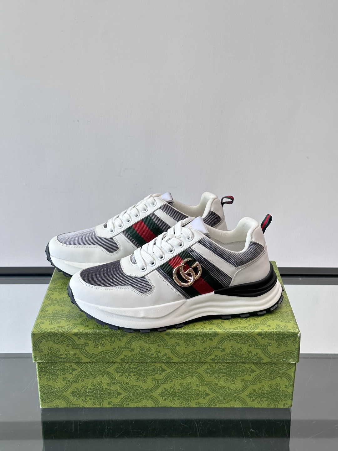 Gucci Rhyton系列运动鞋，网布+皮革拼接，经典双G金属标志+红绿织带，品牌感满满✨。厚底橡胶鞋