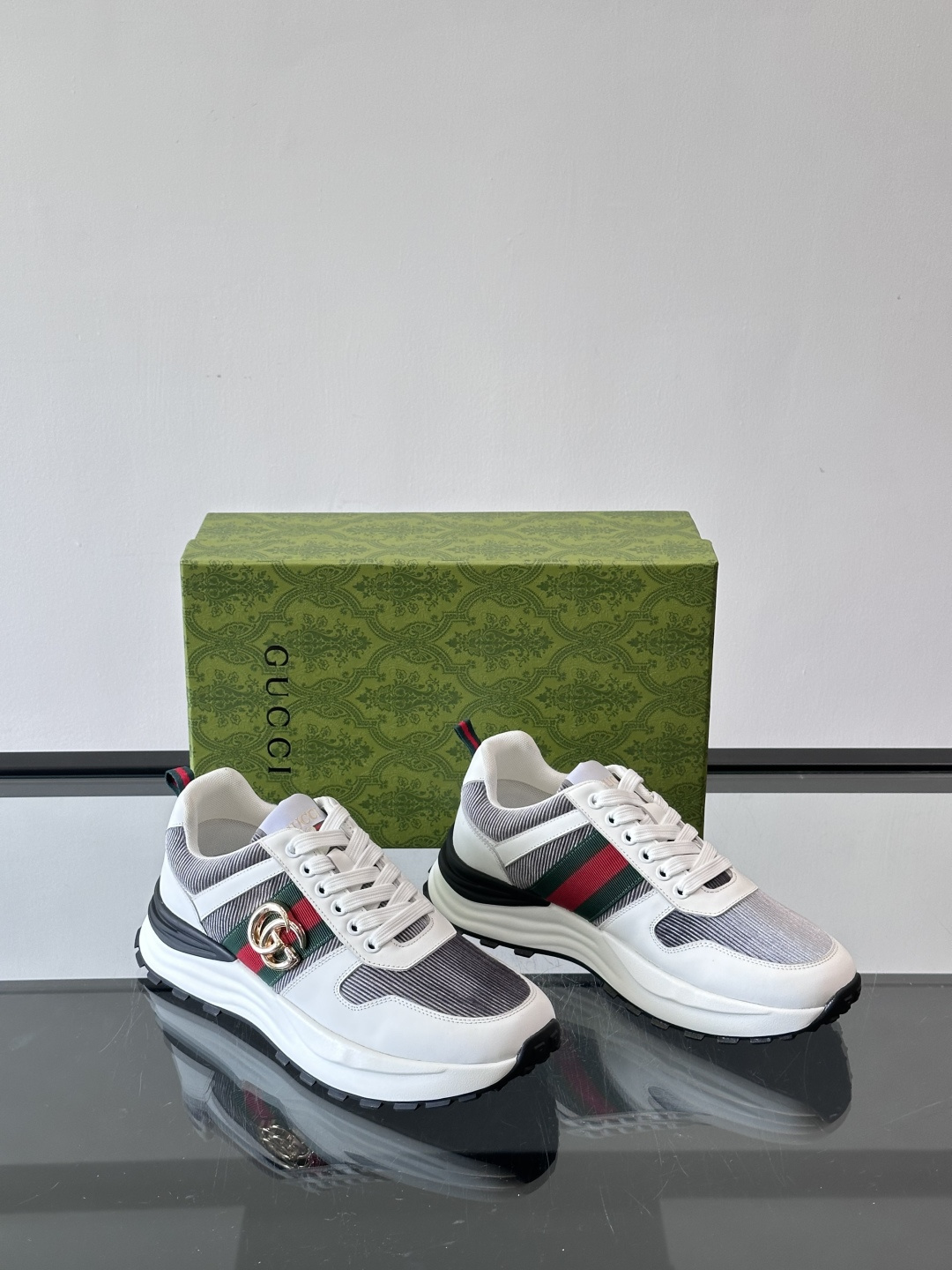 Gucci Rhyton系列运动鞋，网布+皮革拼接，经典双G金属标志+红绿织带，品牌感满满✨。厚底橡胶鞋