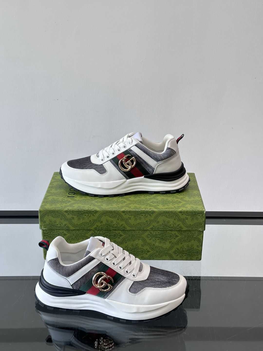 Gucci Rhyton系列运动鞋，网布+皮革拼接，经典双G金属标志+红绿织带，品牌感满满✨。厚底橡胶鞋