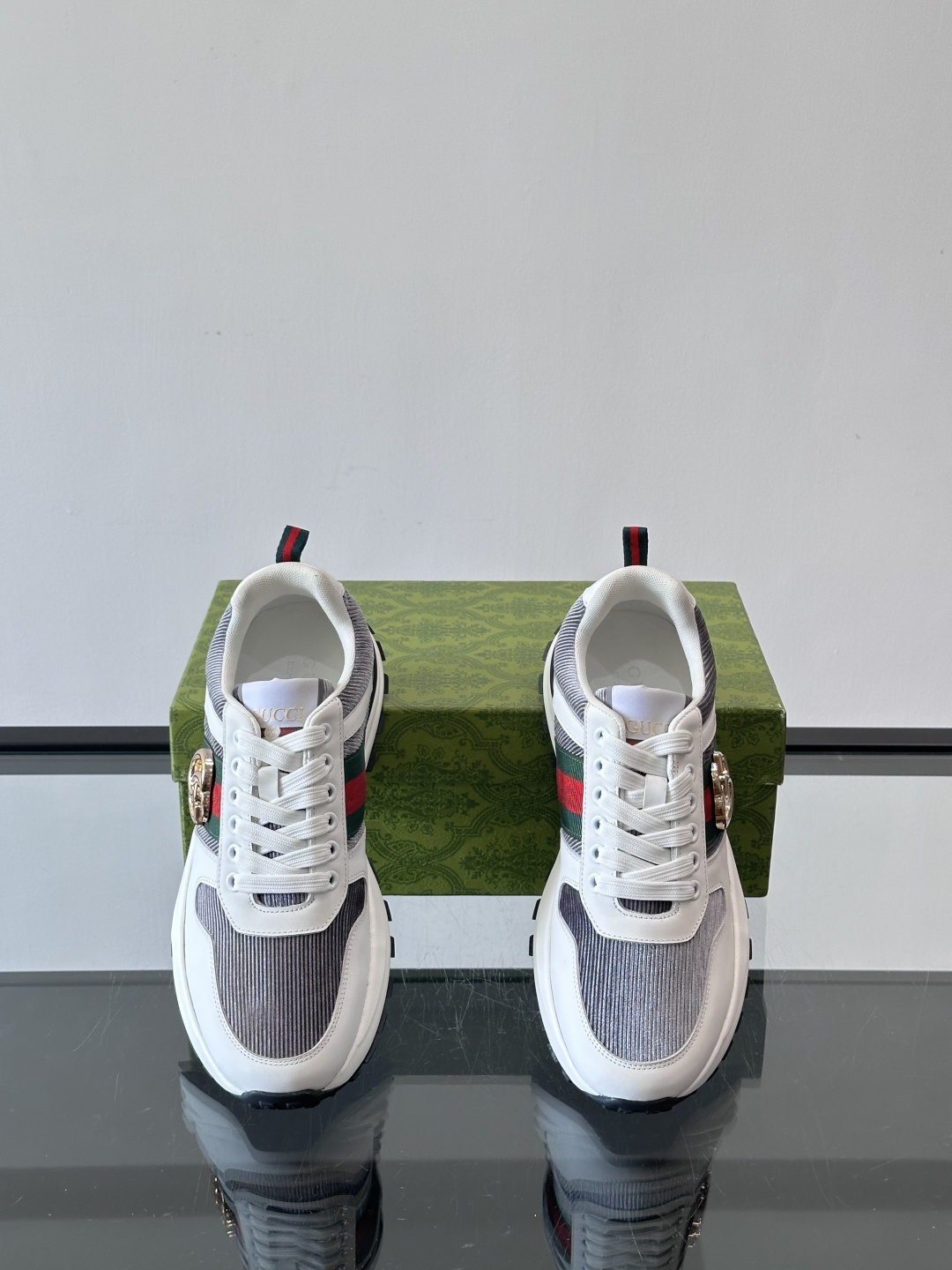 Gucci Rhyton系列运动鞋，网布+皮革拼接，经典双G金属标志+红绿织带，品牌感满满✨。厚底橡胶鞋