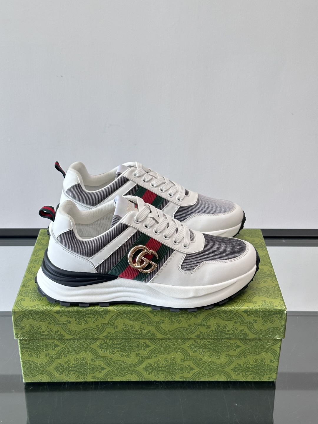 Gucci Rhyton系列运动鞋，网布+皮革拼接，经典双G金属标志+红绿织带，品牌感满满✨。厚底橡胶鞋