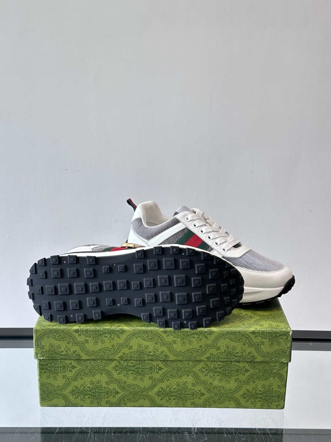 Gucci Rhyton系列运动鞋，网布+皮革拼接，经典双G金属标志+红绿织带，品牌感满满✨。厚底橡胶鞋