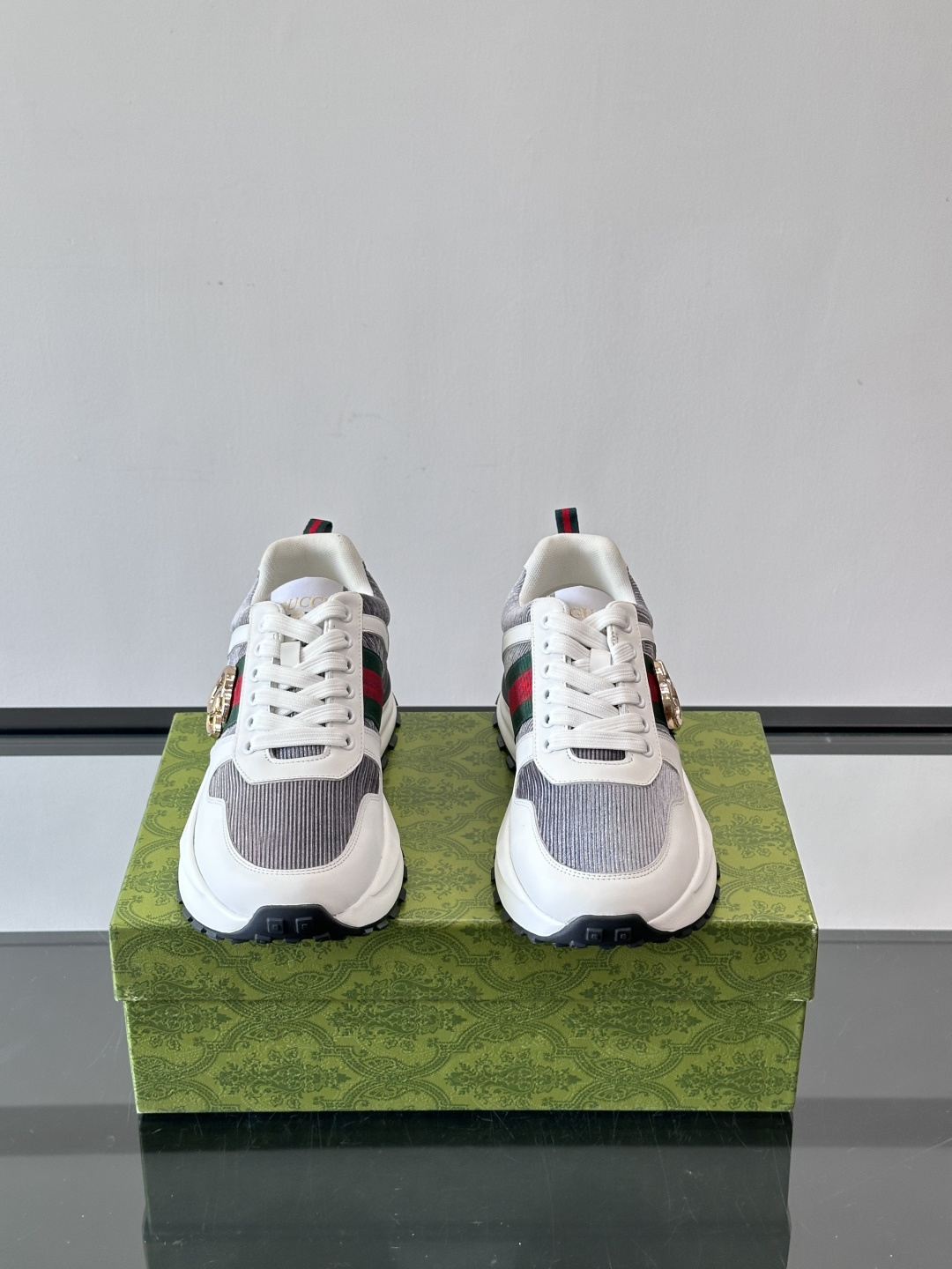 Gucci Rhyton系列运动鞋，网布+皮革拼接，经典双G金属标志+红绿织带，品牌感满满✨。厚底橡胶鞋