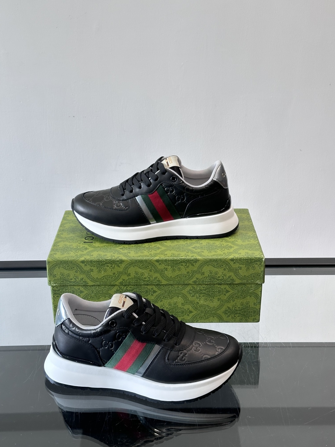 Gucci休闲运动鞋，选用头层小牛皮，鞋面有经典双G压纹，搭配红绿织带，品牌感满满✨。橡胶软底，穿着舒适