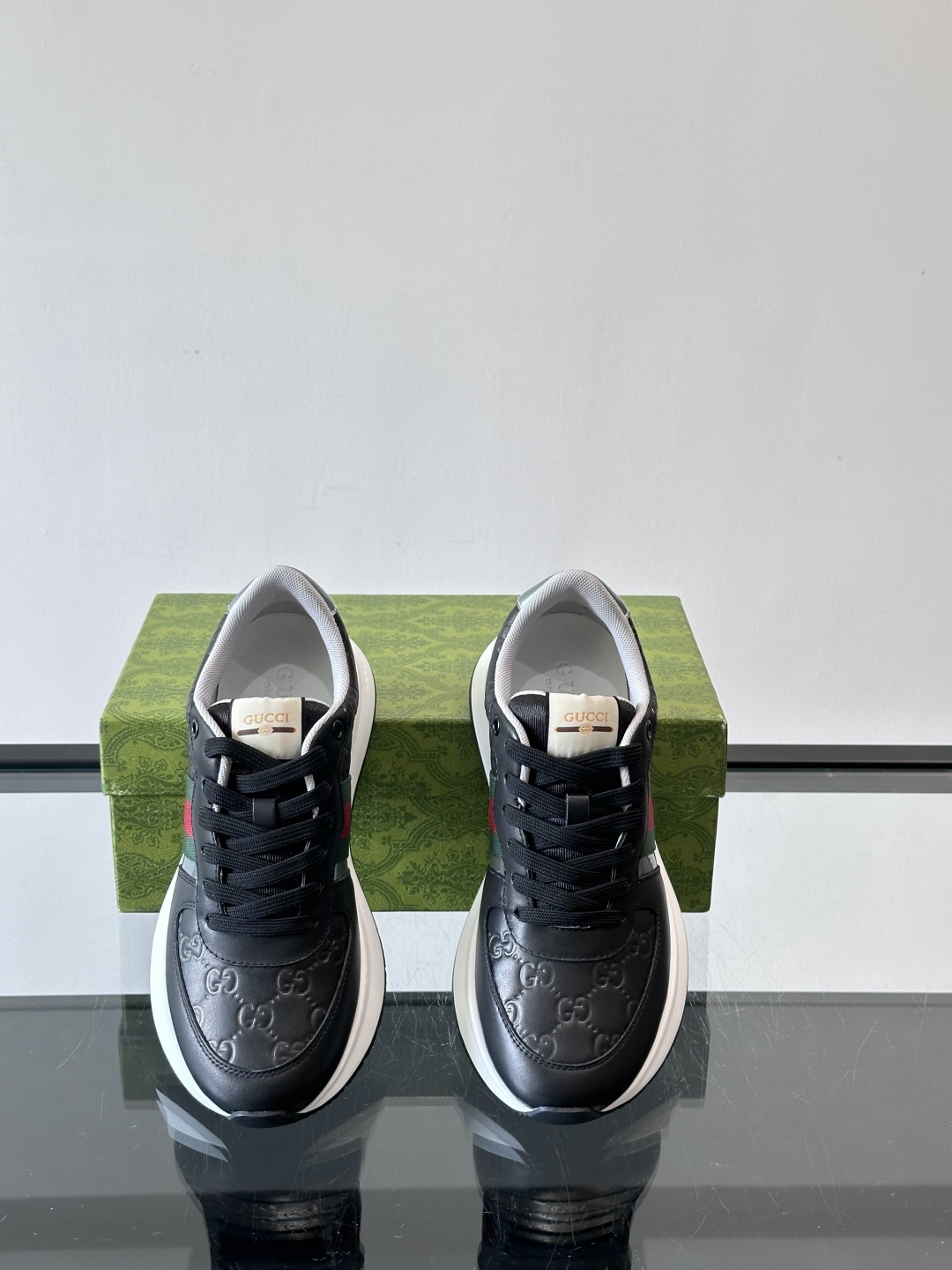 Gucci休闲运动鞋，选用头层小牛皮，鞋面有经典双G压纹，搭配红绿织带，品牌感满满✨。橡胶软底，穿着舒适