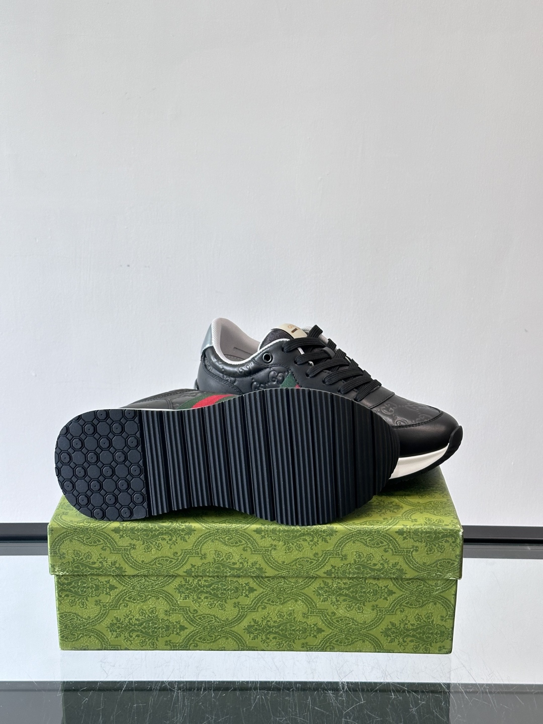 Gucci休闲运动鞋，选用头层小牛皮，鞋面有经典双G压纹，搭配红绿织带，品牌感满满✨。橡胶软底，穿着舒适