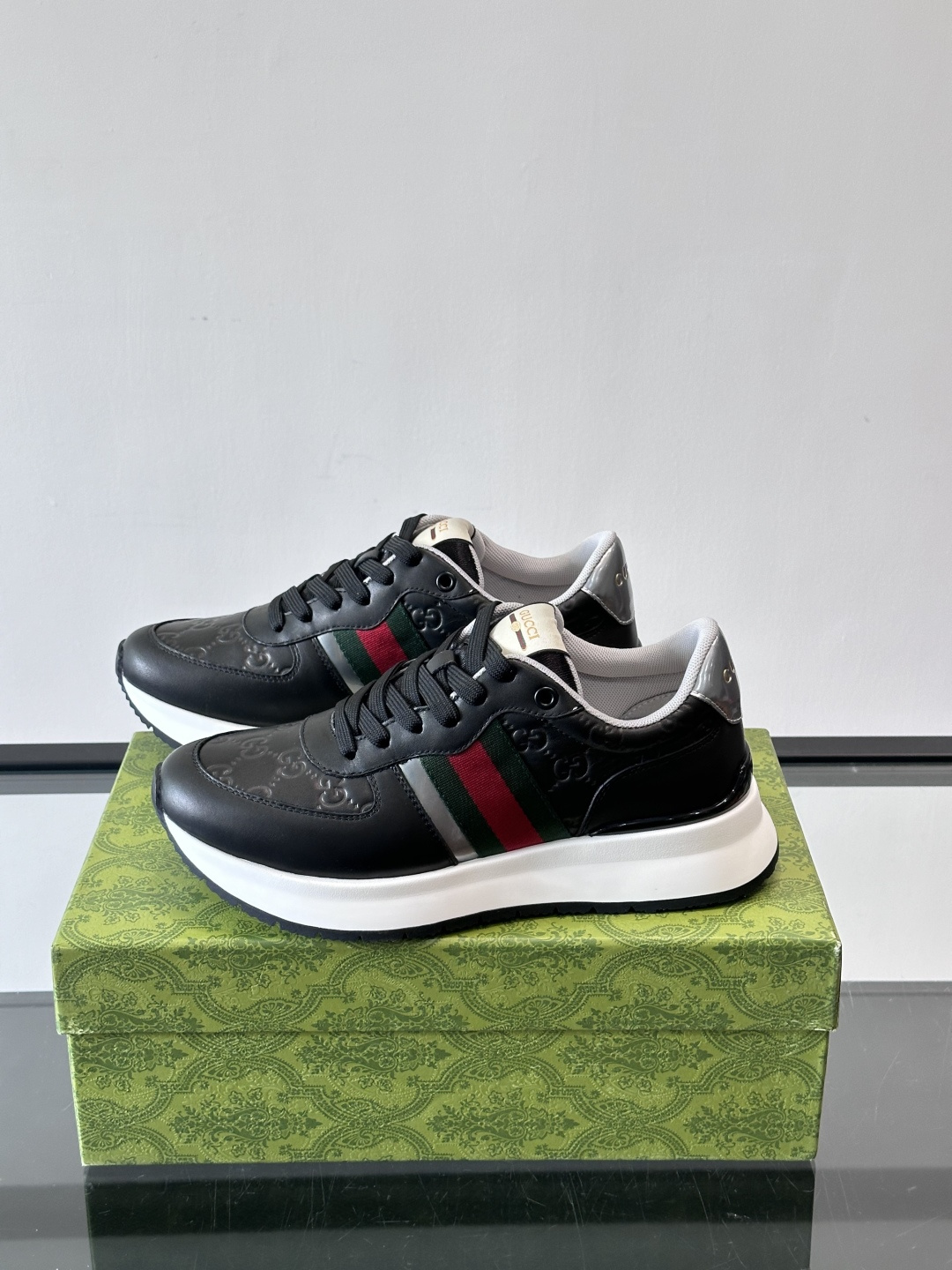 Gucci休闲运动鞋，选用头层小牛皮，鞋面有经典双G压纹，搭配红绿织带，品牌感满满✨。橡胶软底，穿着舒适