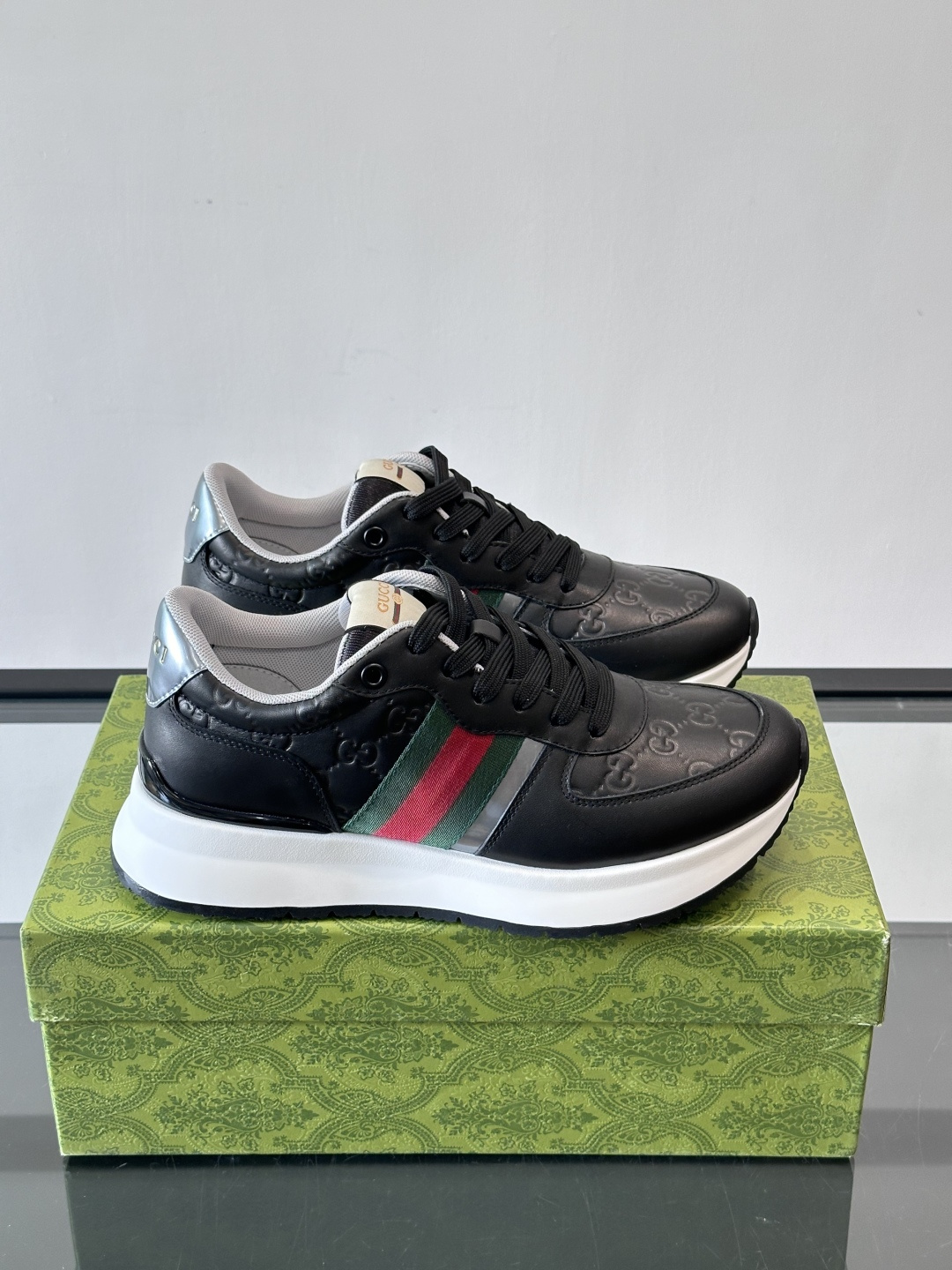 Gucci休闲运动鞋，选用头层小牛皮，鞋面有经典双G压纹，搭配红绿织带，品牌感满满✨。橡胶软底，穿着舒适