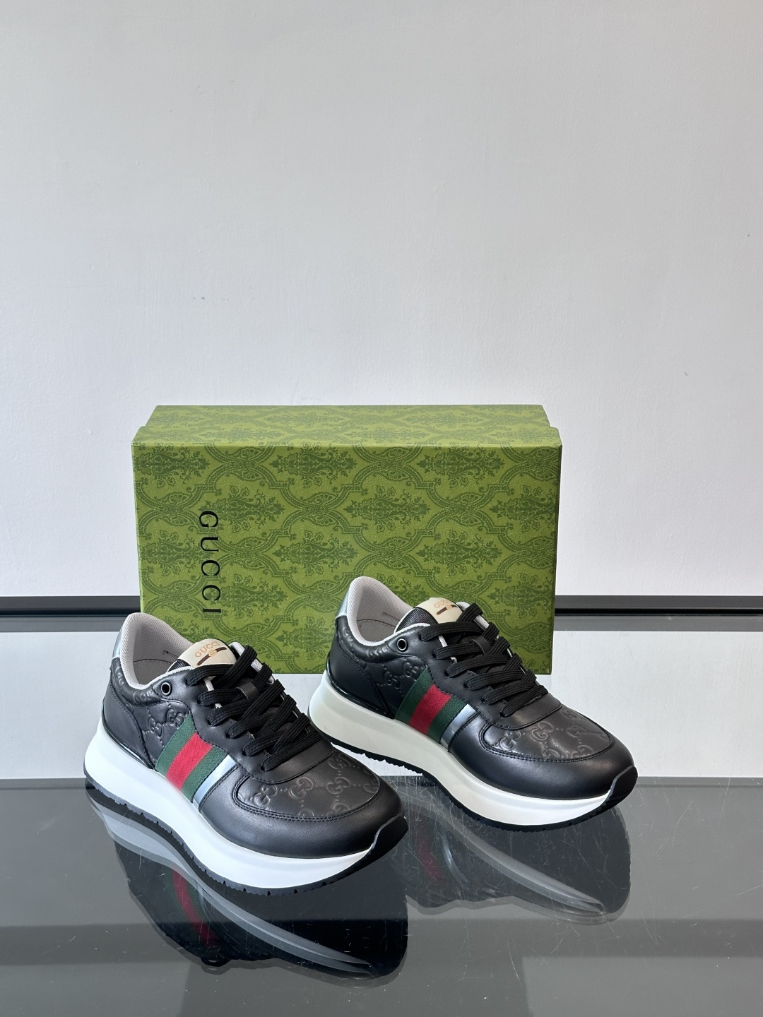 Gucci休闲运动鞋，选用头层小牛皮，鞋面有经典双G压纹，搭配红绿织带，品牌感满满✨。橡胶软底，穿着舒适