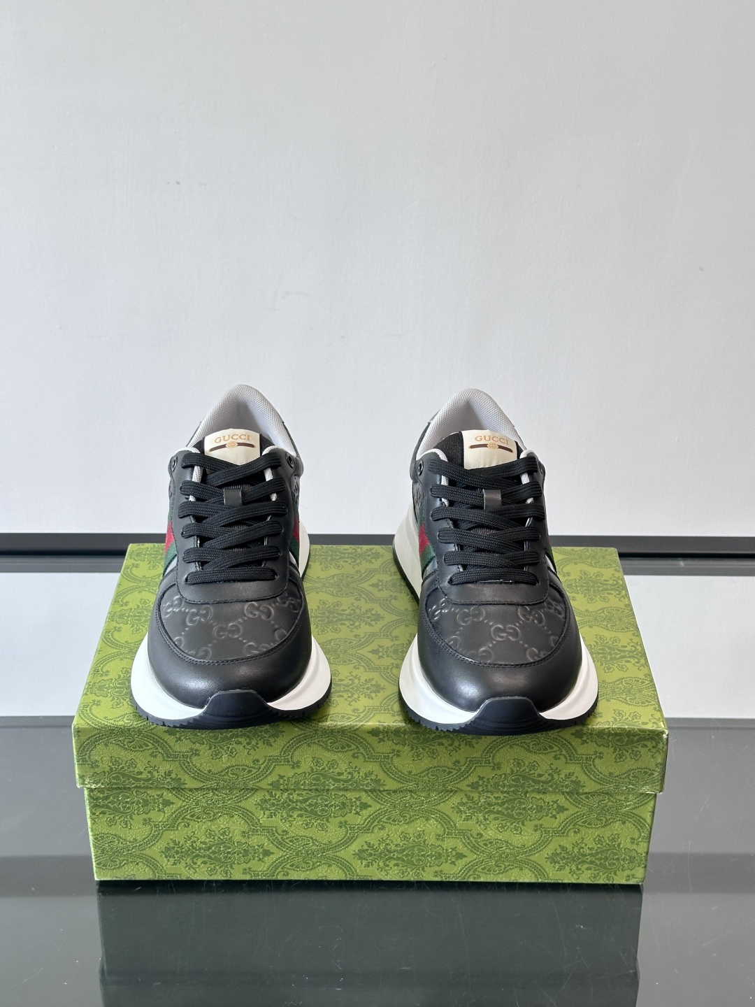 Gucci休闲运动鞋，选用头层小牛皮，鞋面有经典双G压纹，搭配红绿织带，品牌感满满✨。橡胶软底，穿着舒适