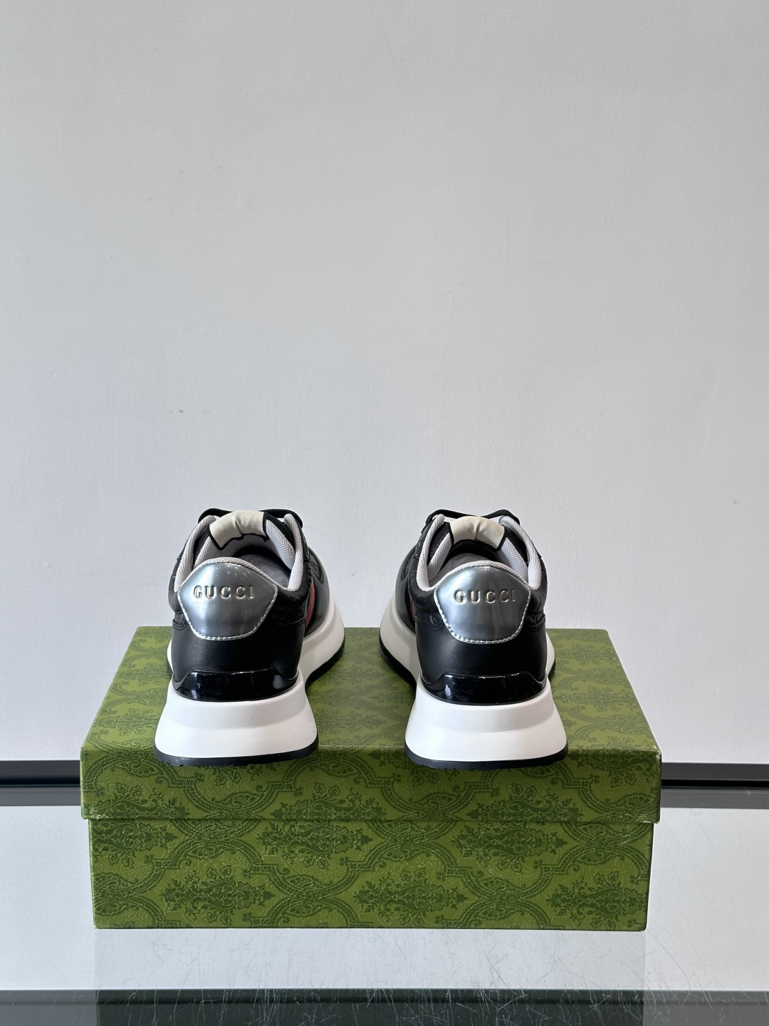 Gucci休闲运动鞋，选用头层小牛皮，鞋面有经典双G压纹，搭配红绿织带，品牌感满满✨。橡胶软底，穿着舒适