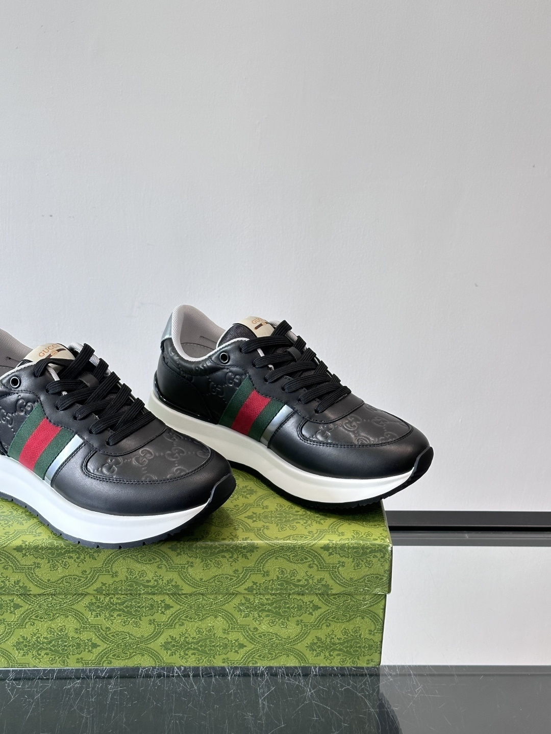 Gucci休闲运动鞋，选用头层小牛皮，鞋面有经典双G压纹，搭配红绿织带，品牌感满满✨。橡胶软底，穿着舒适