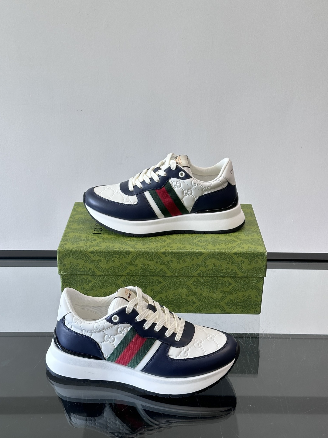 Gucci休闲运动鞋，选用头层小牛皮，鞋面有经典双G压纹，搭配红绿织带，品牌感满满✨。橡胶软底，穿着舒适