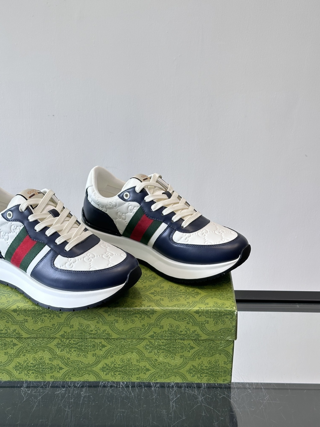Gucci休闲运动鞋，选用头层小牛皮，鞋面有经典双G压纹，搭配红绿织带，品牌感满满✨。橡胶软底，穿着舒适
