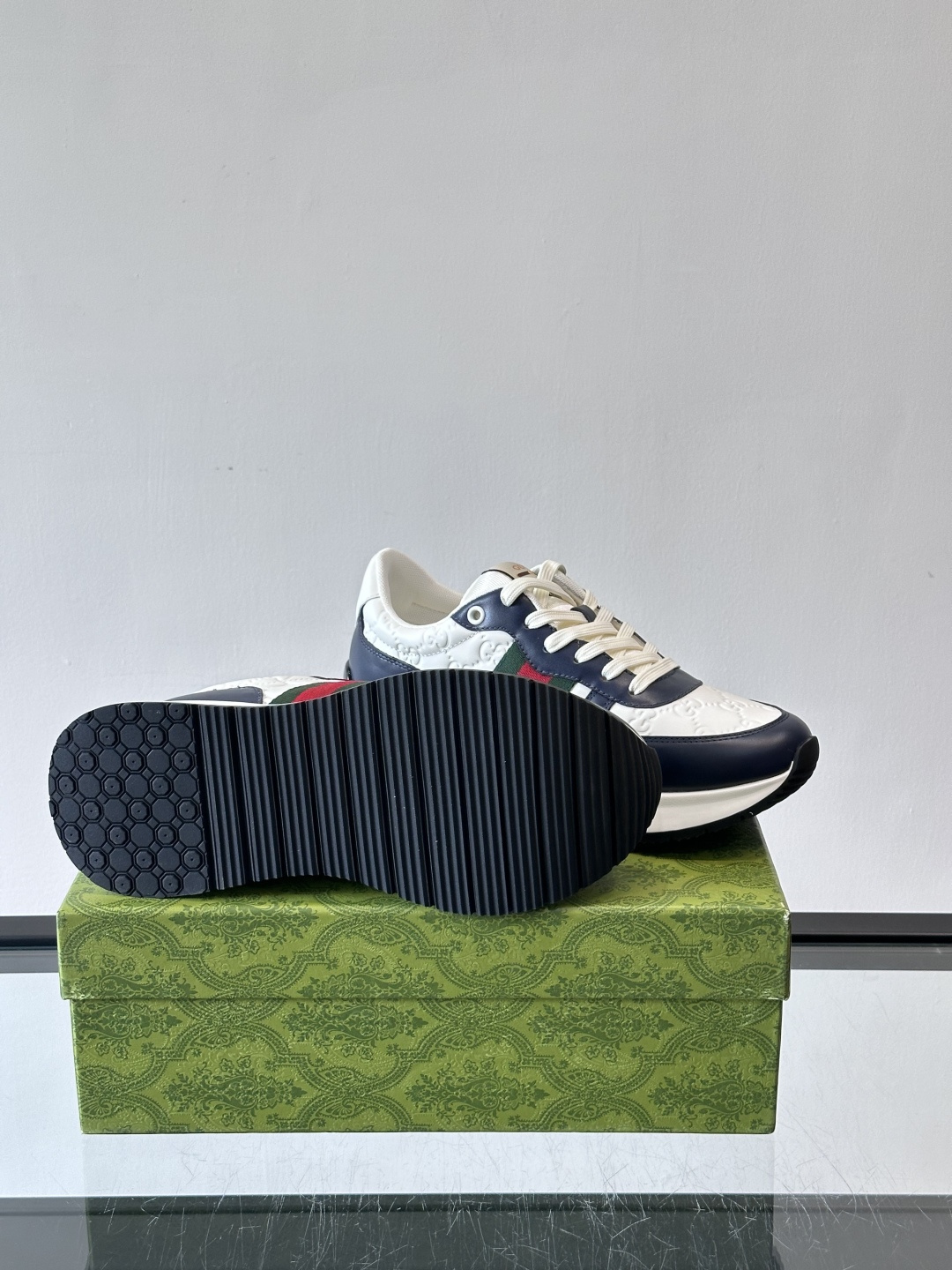 Gucci休闲运动鞋，选用头层小牛皮，鞋面有经典双G压纹，搭配红绿织带，品牌感满满✨。橡胶软底，穿着舒适