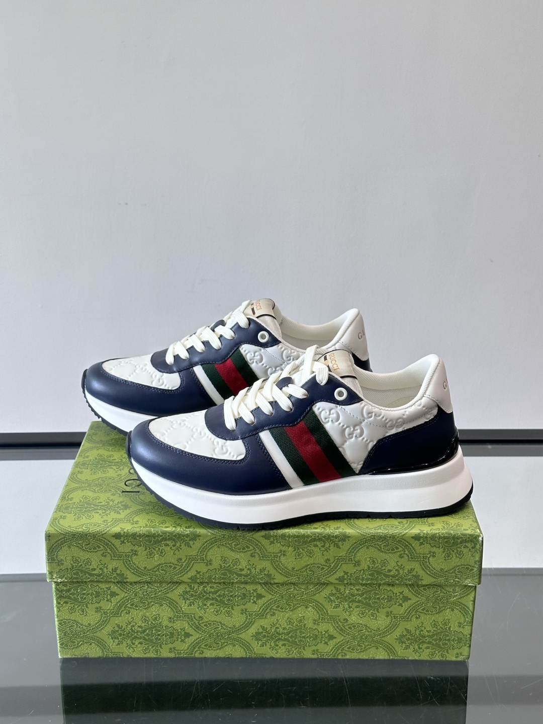 Gucci休闲运动鞋，选用头层小牛皮，鞋面有经典双G压纹，搭配红绿织带，品牌感满满✨。橡胶软底，穿着舒适