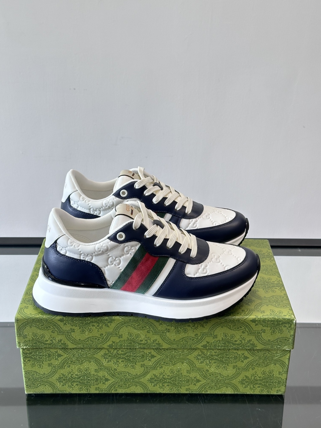 Gucci休闲运动鞋，选用头层小牛皮，鞋面有经典双G压纹，搭配红绿织带，品牌感满满✨。橡胶软底，穿着舒适