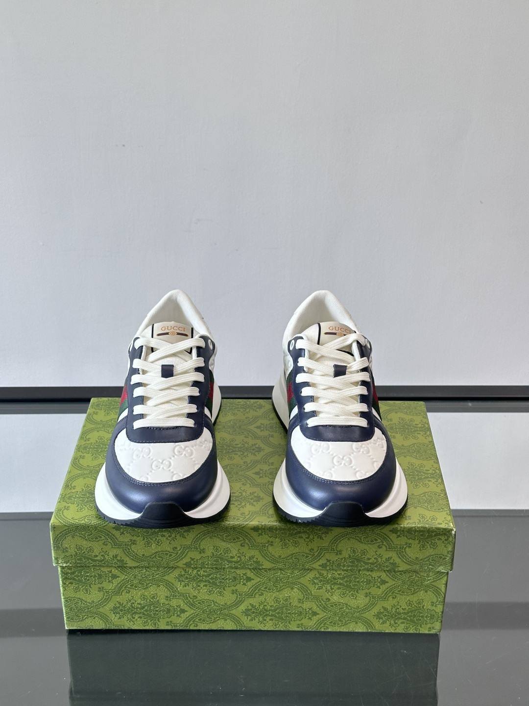 Gucci休闲运动鞋，选用头层小牛皮，鞋面有经典双G压纹，搭配红绿织带，品牌感满满✨。橡胶软底，穿着舒适