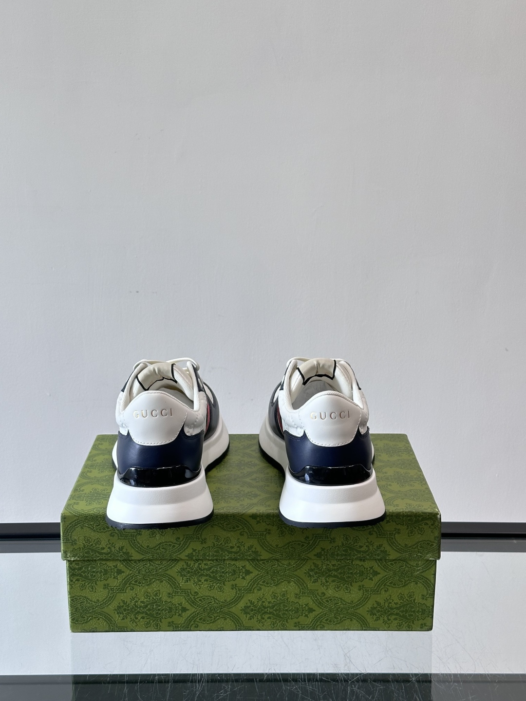 Gucci休闲运动鞋，选用头层小牛皮，鞋面有经典双G压纹，搭配红绿织带，品牌感满满✨。橡胶软底，穿着舒适