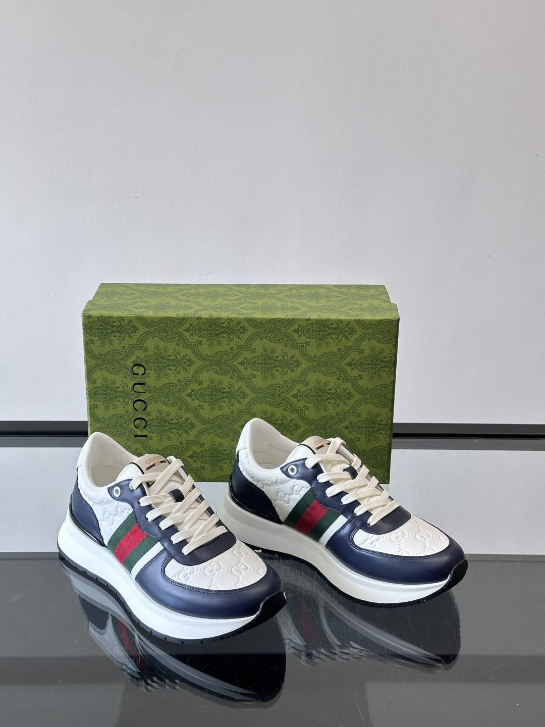 Gucci休闲运动鞋，选用头层小牛皮，鞋面有经典双G压纹，搭配红绿织带，品牌感满满✨。橡胶软底，穿着舒适