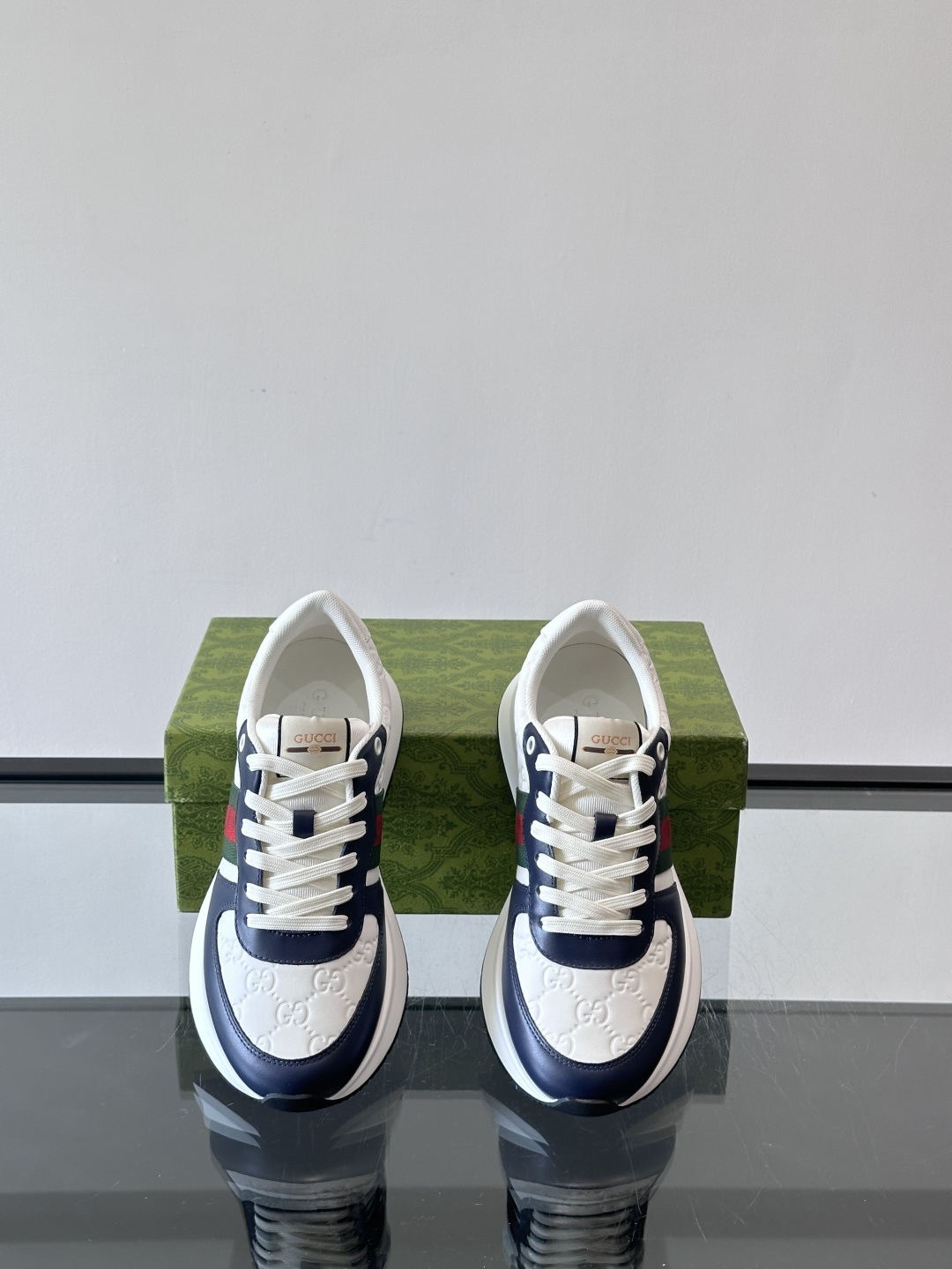 Gucci休闲运动鞋，选用头层小牛皮，鞋面有经典双G压纹，搭配红绿织带，品牌感满满✨。橡胶软底，穿着舒适