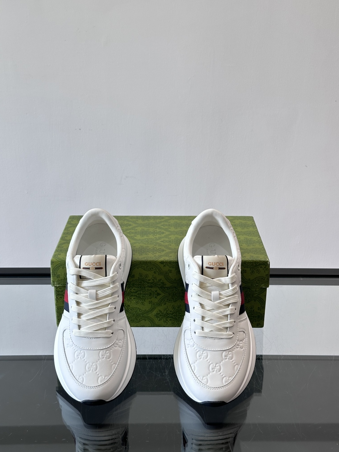 Gucci休闲运动鞋，选用头层小牛皮，鞋面有经典双G压纹，搭配红绿织带，品牌感满满✨。橡胶软底，穿着舒适