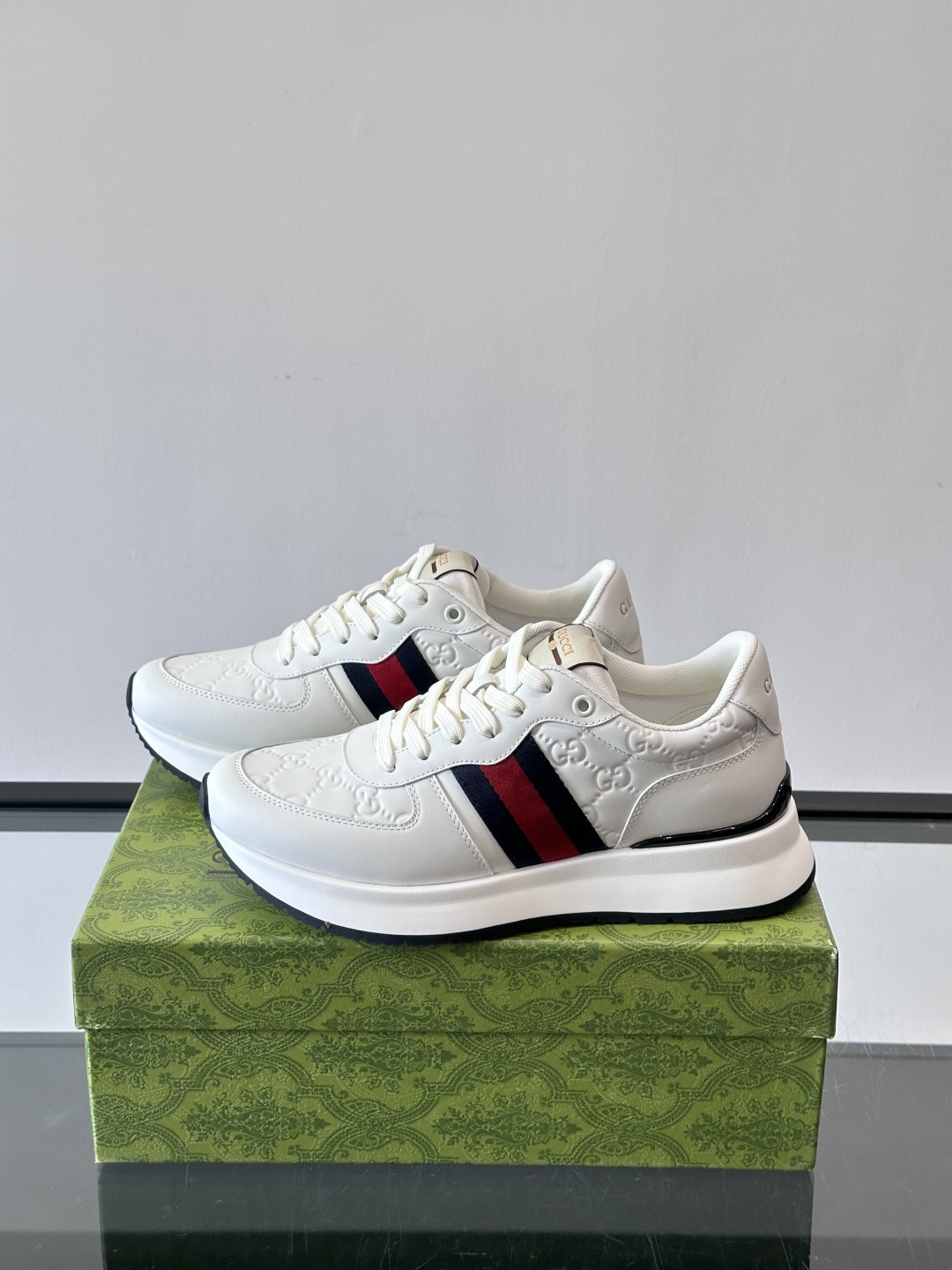 Gucci休闲运动鞋，选用头层小牛皮，鞋面有经典双G压纹，搭配红绿织带，品牌感满满✨。橡胶软底，穿着舒适
