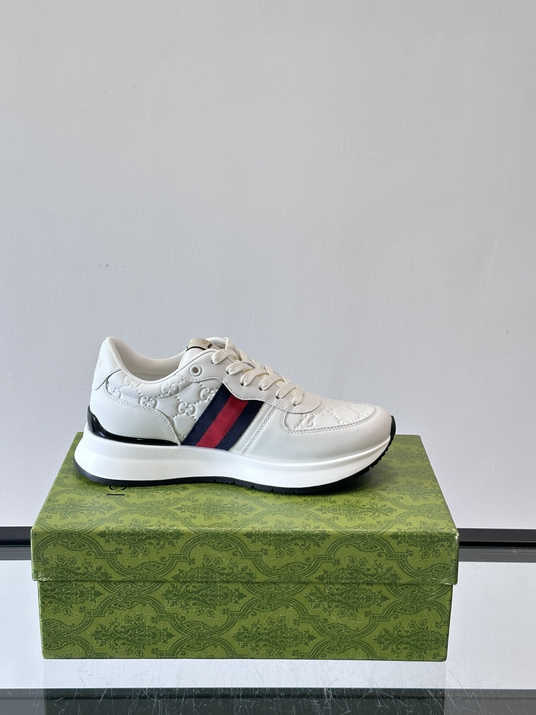 Gucci休闲运动鞋，选用头层小牛皮，鞋面有经典双G压纹，搭配红绿织带，品牌感满满✨。橡胶软底，穿着舒适