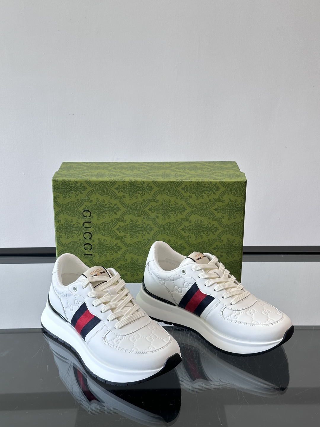 Gucci休闲运动鞋，选用头层小牛皮，鞋面有经典双G压纹，搭配红绿织带，品牌感满满✨。橡胶软底，穿着舒适