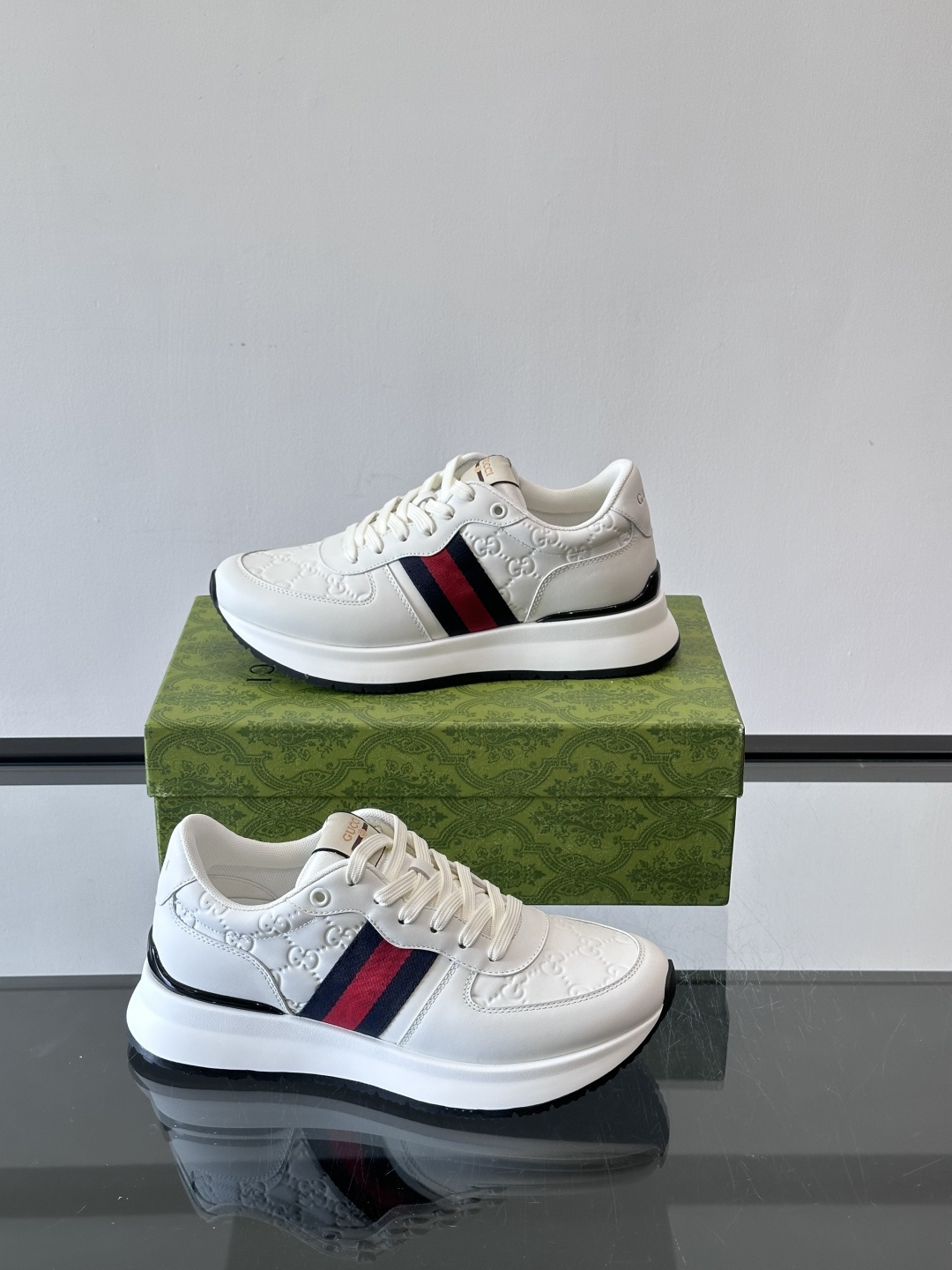 Gucci休闲运动鞋，选用头层小牛皮，鞋面有经典双G压纹，搭配红绿织带，品牌感满满✨。橡胶软底，穿着舒适