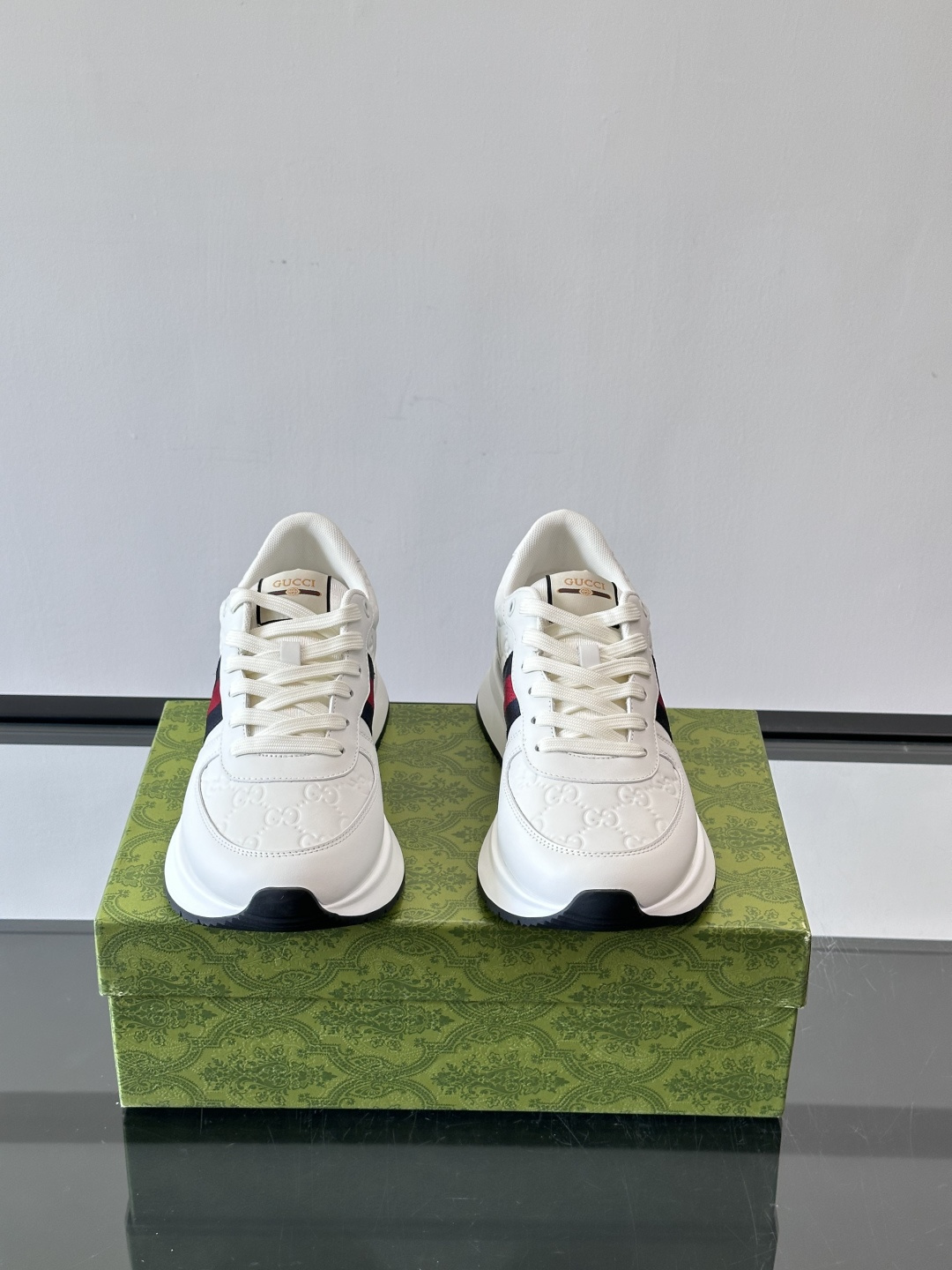 Gucci休闲运动鞋，选用头层小牛皮，鞋面有经典双G压纹，搭配红绿织带，品牌感满满✨。橡胶软底，穿着舒适