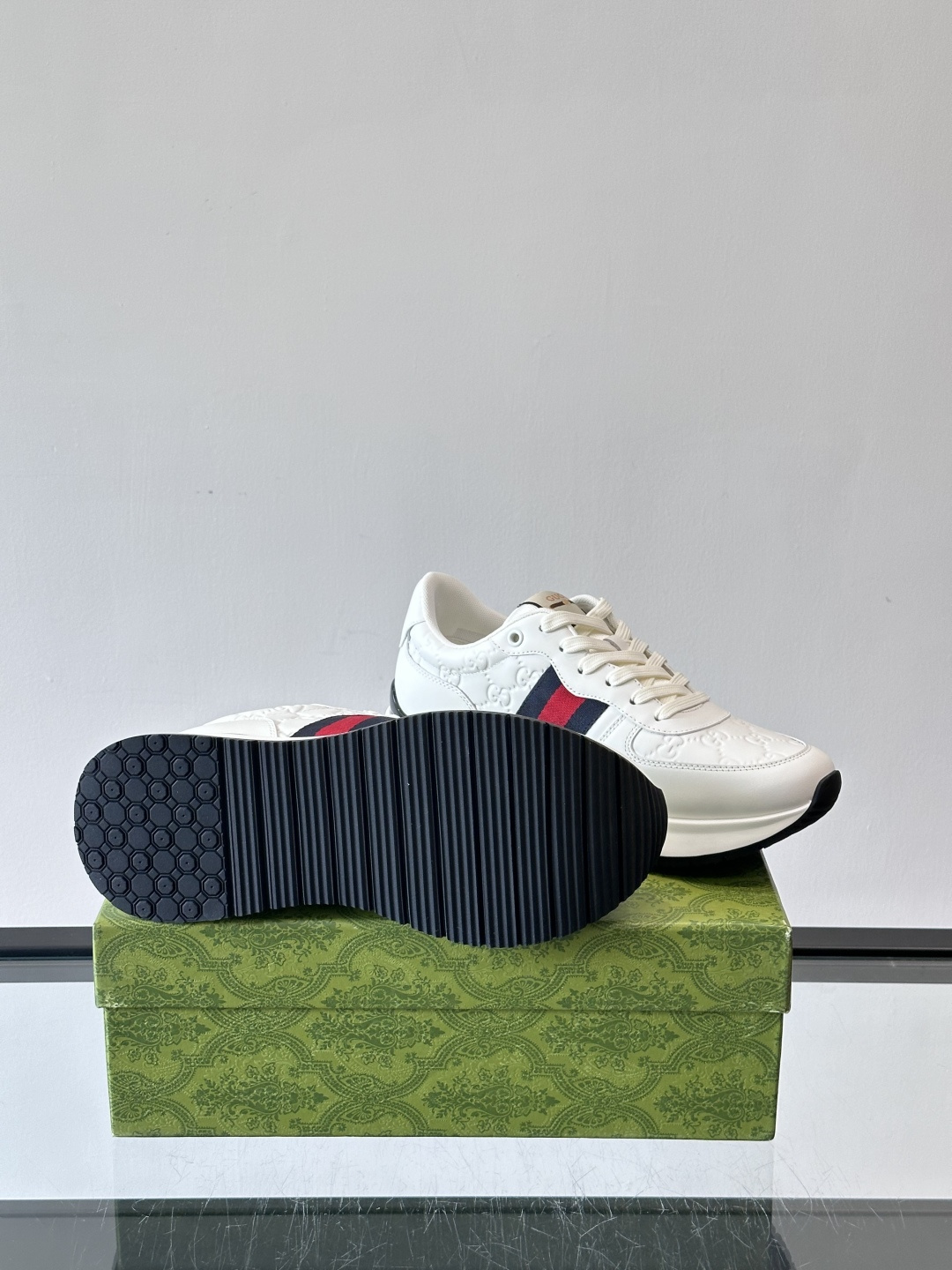 Gucci休闲运动鞋，选用头层小牛皮，鞋面有经典双G压纹，搭配红绿织带，品牌感满满✨。橡胶软底，穿着舒适