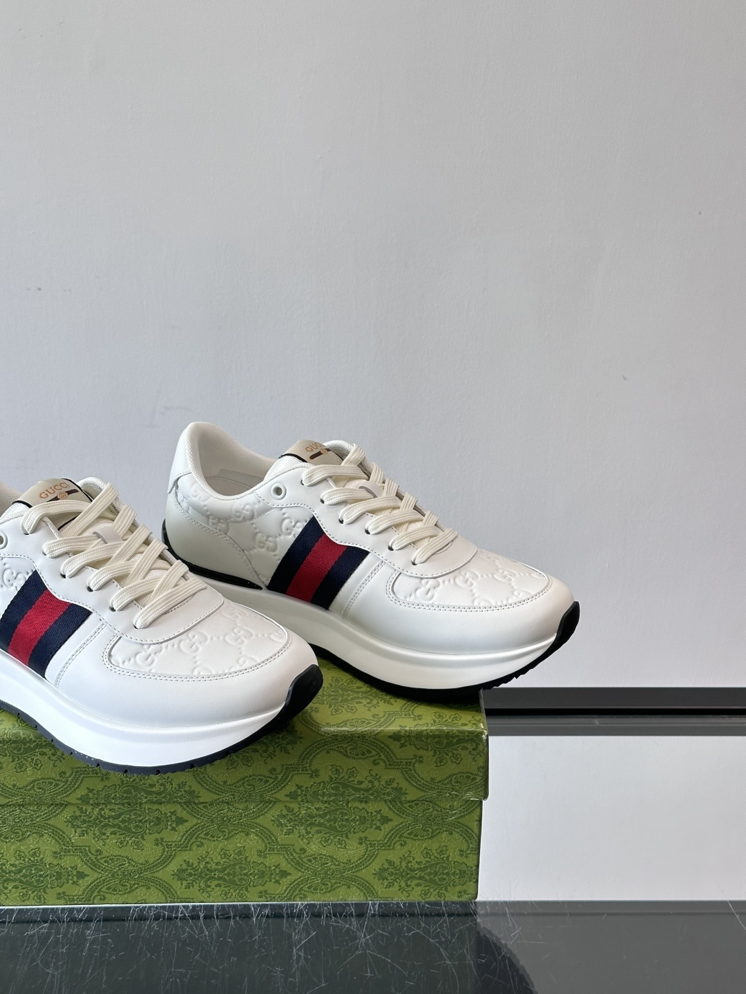 Gucci休闲运动鞋，选用头层小牛皮，鞋面有经典双G压纹，搭配红绿织带，品牌感满满✨。橡胶软底，穿着舒适